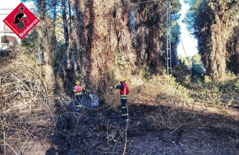 Bomberos refrescando la zona calcinada del incendio del Tossalet