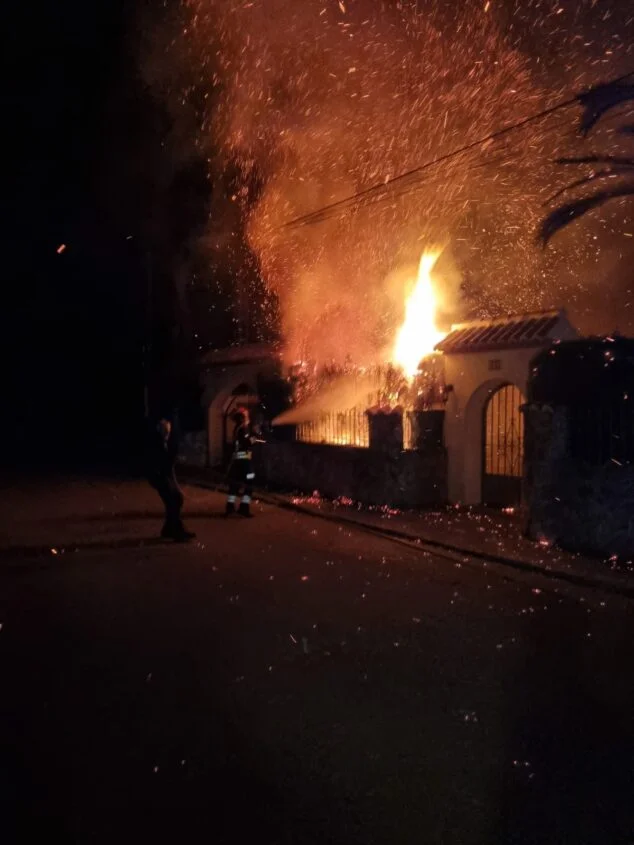 Imagen: Bomberos sofocando las llamas en el Tossalet Foto PLX