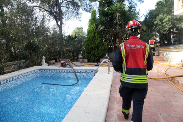 Imagen: Bomberos trabaja en la extinción del incendio del Tossalet de Xàbia