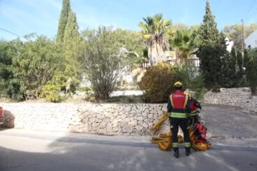 Bomberos trabaja en la extinción del incendio del Tossalet (15)