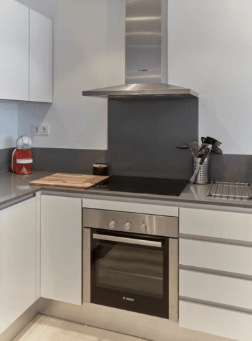 Cocina equipada con cafetera y campana de calidad