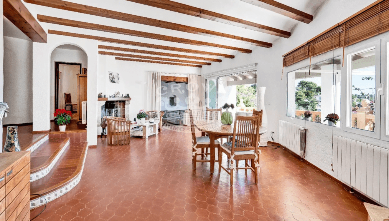 Comedor con altos techos para disfrutar con tu familia de una estancia acogedora