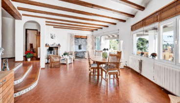 Comedor con altos techos para disfrutar con tu familia de una estancia acogedora