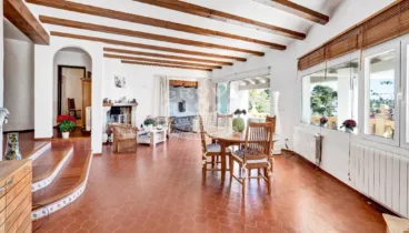 Comedor con altos techos para disfrutar con tu familia de una estancia acogedora