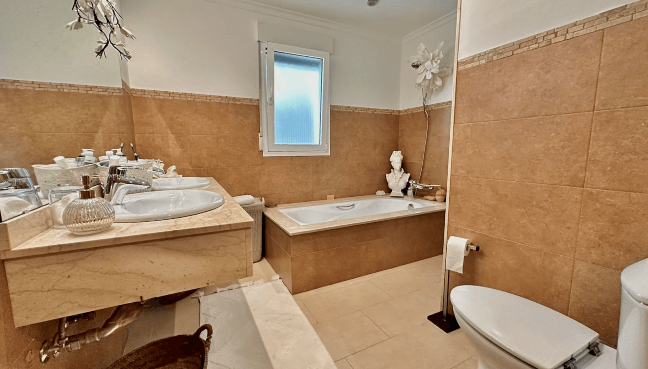 Disfruta de un baño amplio y luminoso