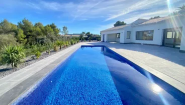 Disfruta de un baño relajante en esta piscina