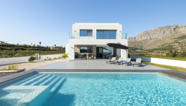 Imagen: Disfruta de una villa con piscina y con un exterior destacado