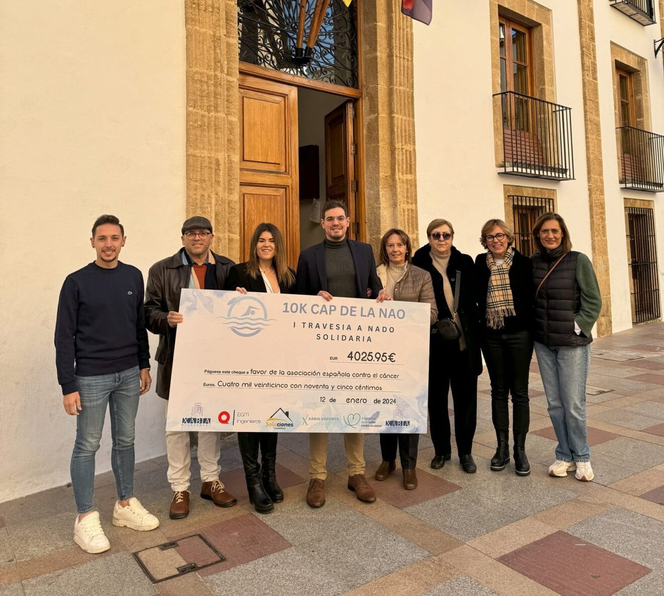 Donación solidaria de la Travesia a Nado a favor de la Asociación del Cáncer