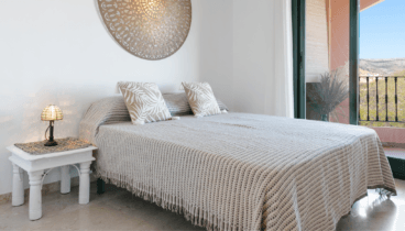 Dormitorio doble con vistas a la naturaleza