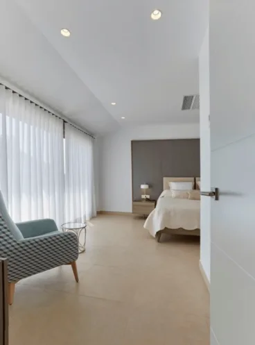 Dormitorio principal con grandes ventanales