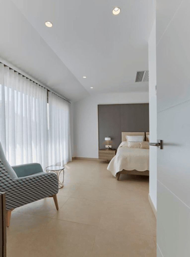 Dormitorio principal con grandes ventanales