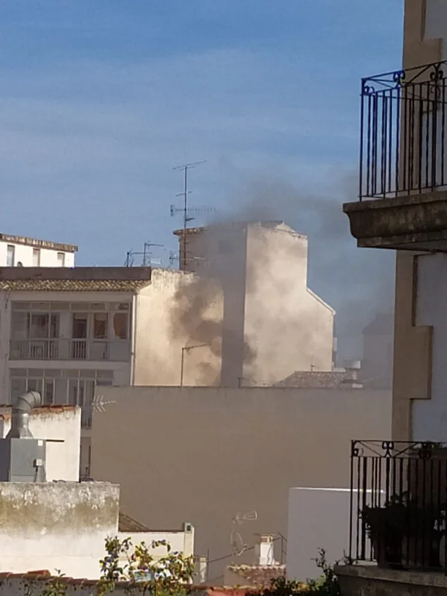 Imagen: El humo en una casa del centro histórico de Xàbia