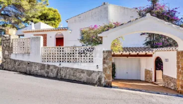 Fachada de la vivienda con aparcamiento incluido