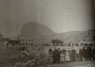 Família del Dr. González amb la Casa Tena -esquerra-, el pont i el Montgó al fons