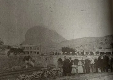 Familia del Dr. González con la Casa Tena -izquierda-, el puente y el Montgó al fondo