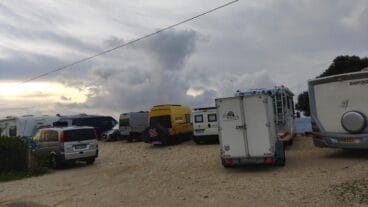 Gran cantidad de caravanas estacionadas en el Mirador del Cap de Sant Antoni