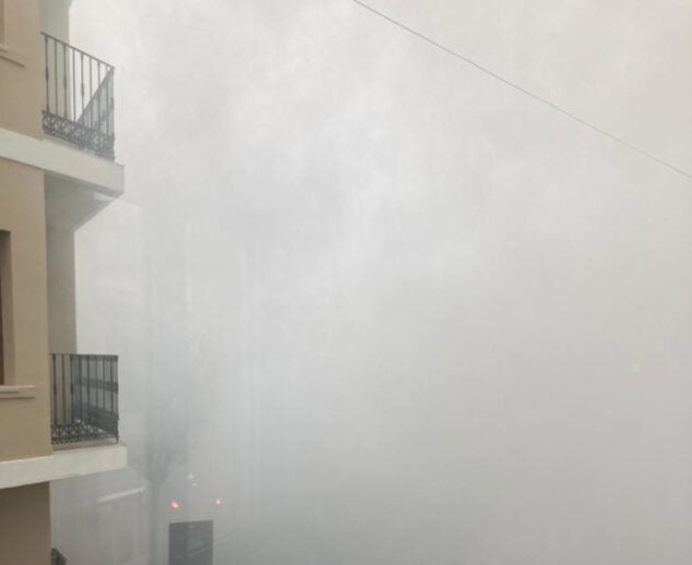 Bild: Großer Rauch aufgrund eines Fahrzeugbrandes in der Altstadt von Xàbia