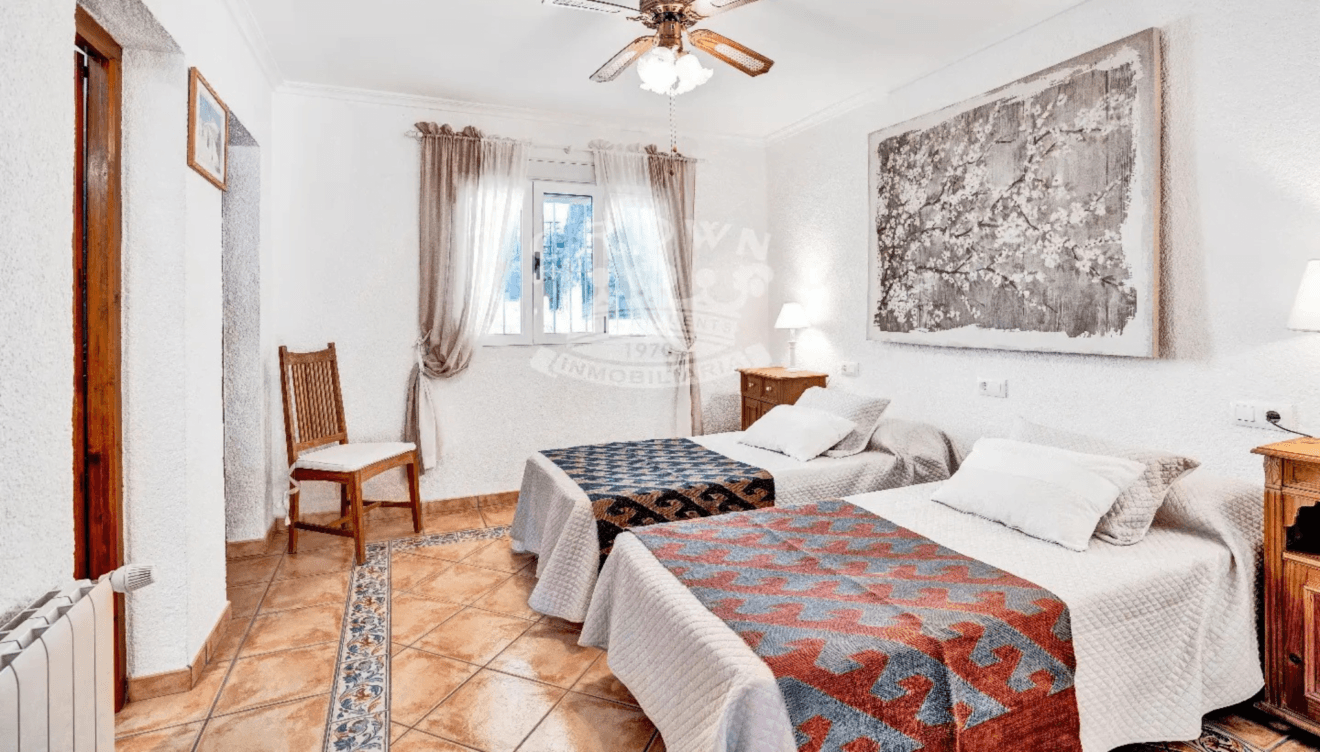 Habitación con doble cama para los invitados