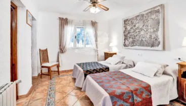 Habitación con doble cama para los invitados