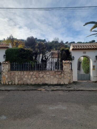 Jardín de una vivienda afectado por el fuego