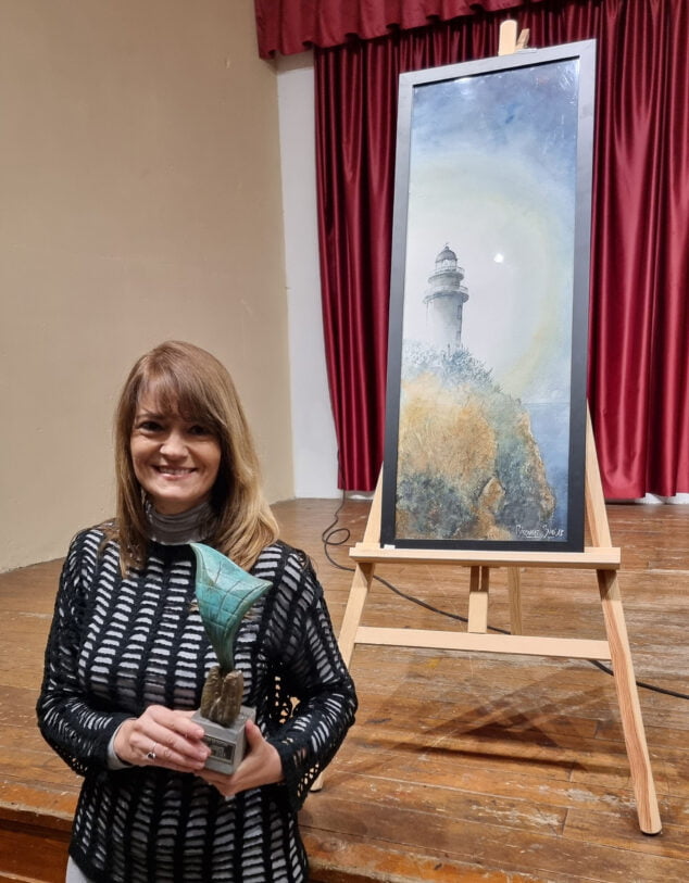 Imagen: Joana Bisquert, pintora de Xàbia, recogiendo el Premio Pintura Desideri Lombarte 2023