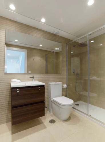 Moderno baño completo para relajarte