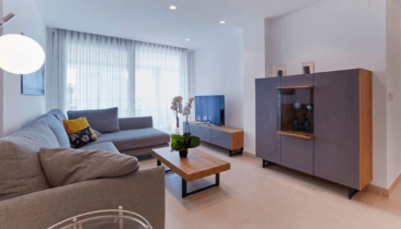 Moderno salón con sofá chaise longue, y muy luminoso