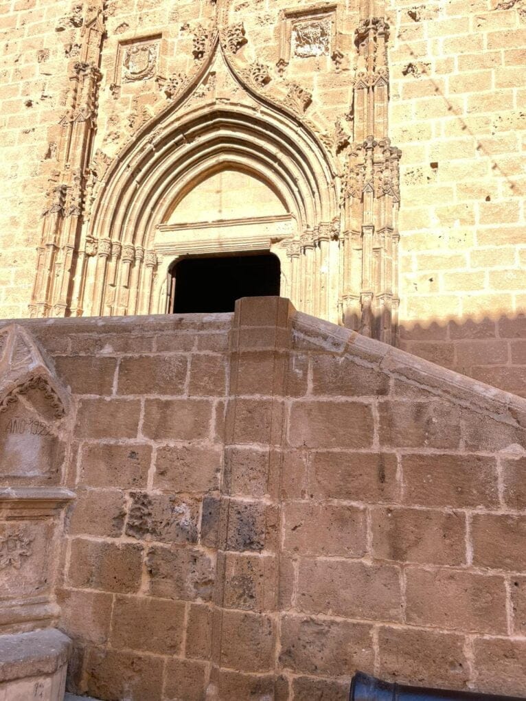 Nuevo sillar colocado en el muro de la escalera de la Iglesia de San Bartolomé