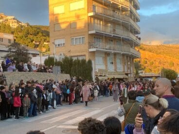 Público en la Cabalgata de los Reyes Magos de Oriente en Xàbia