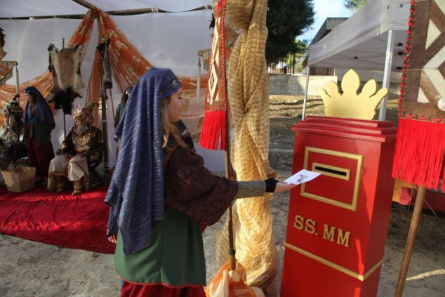Imagen: Recogida de cartas para los Reyes Magos en el Campamento Real de Xàbia