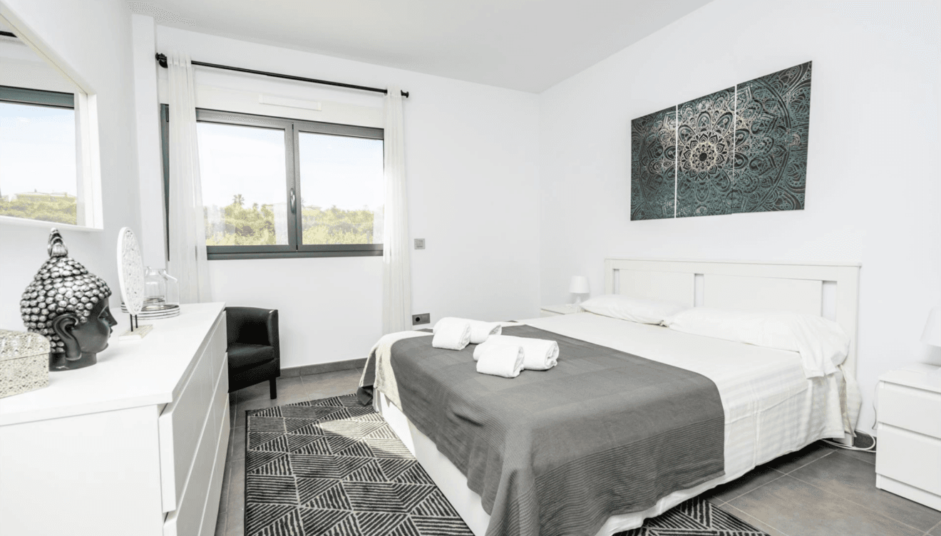 Relájate en un dormitorio moderno y minimalista