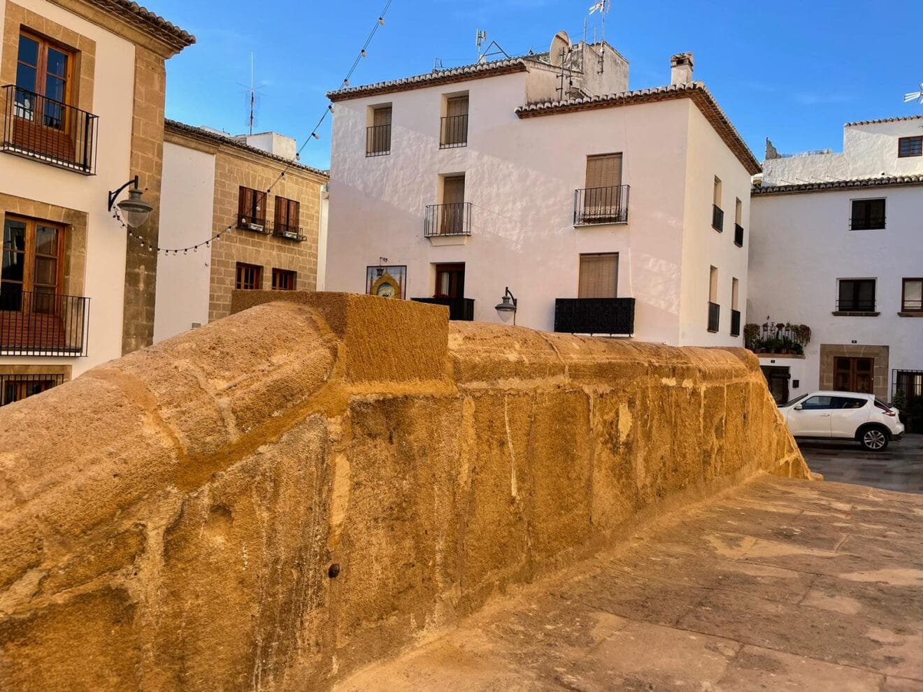 Reparación del sillar dañado en la Iglesia de San Bartolomé de Xàbia