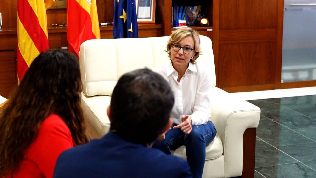 Rosa Cardona, alcaldesa de Xàbia, en una reunión con el BNI