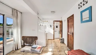 Salón con acceso directo a la piscina