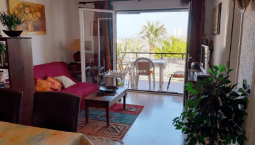 Salón con vistas panorámicas al mar