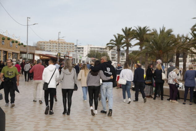 Image: Tourists on the Arenal promenade in Xàbia