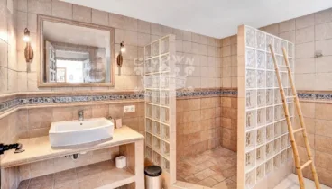 Un baño amplio y reformado para relajarte