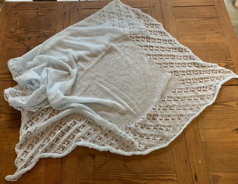 Una de las mantitas de bebé de hilo hechas en Rigans Xàbia