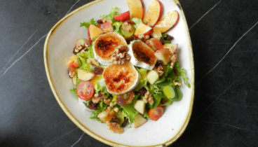 Una ensalada especial con queso de cabra caramelizado