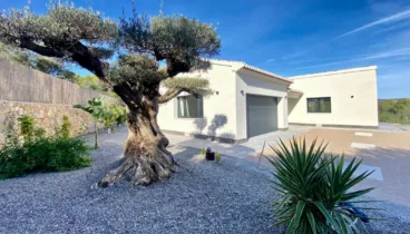 Una vivienda con un exterior cautivador