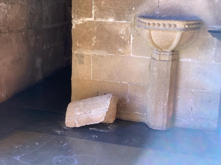 Uno de las piedras de tosca retiradas de la Iglesia (2)
