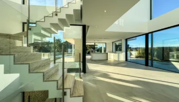 Acceso a la vivienda, minimalista y amplia