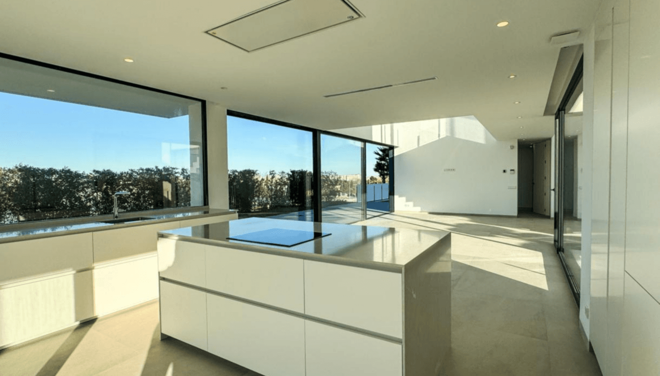 Amplia cocina abierta y luminosa