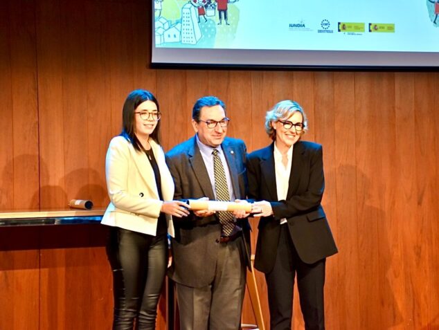 Imagen: Fátima Jarjor y Rosa Cardona recogen en Alcoy el diploma de Ciudad Amiga de la Infancia