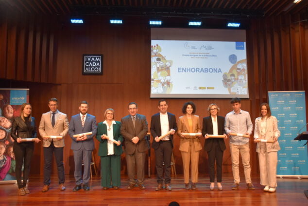Imagen: Alcaldes de municipios que consiguen el diploma de Ciudad Amiga de la Infancia