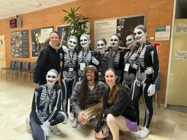 Grup de ballarines de Xàbia amb l'artista Esteve d'Auxili i la coreògrafa Carmen Villanueva