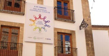 Cartell del dia mundial contra el càncer a la façana l'ajuntament