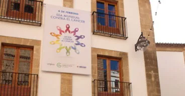 Cartell del dia mundial contra el càncer a la façana l'ajuntament