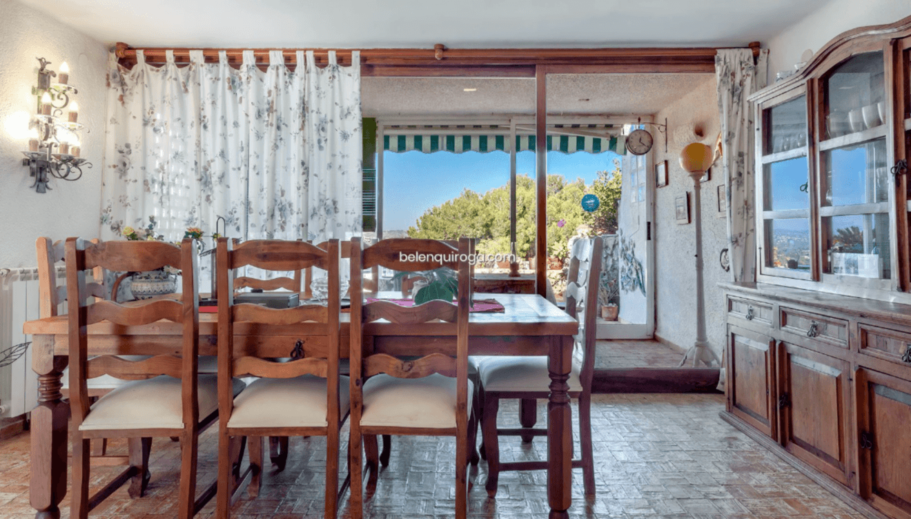 Menjador de fusta, rústic i acollidor