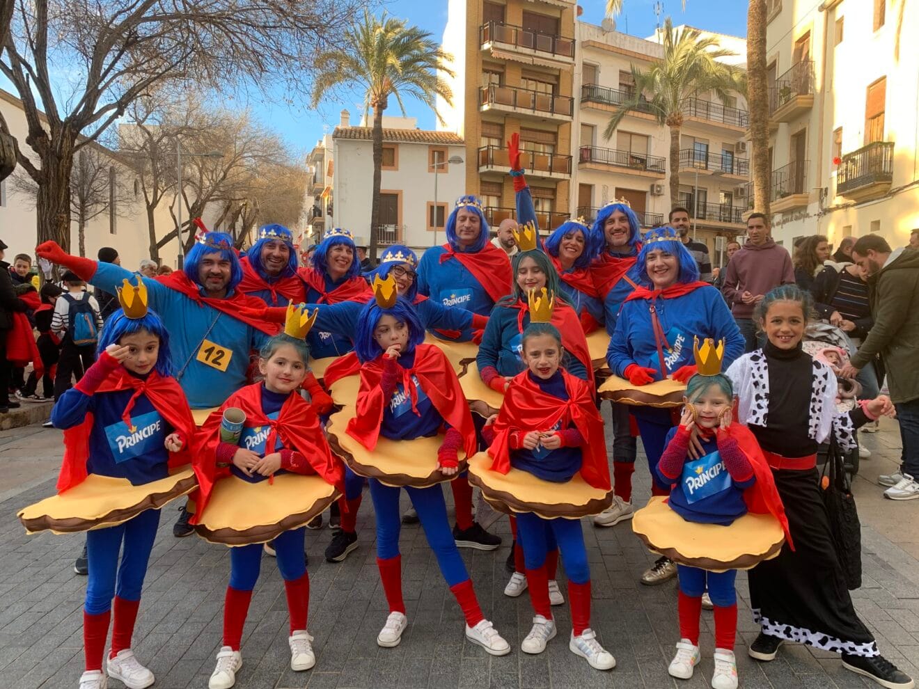 Grup disfressat de galeta 'Principe' a la desfilada infantil de Carnaval Xàbia 2024
